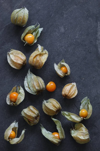 Arreglo Fruta Physalis Cape Gooseberries Sobre Fondo Pizarra Natural Modo Imagen de archivo