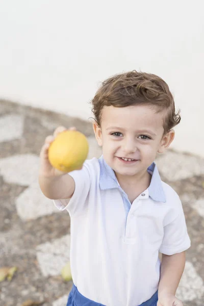 Fotografía Color Niño Sonriente Con Limón Mano —  Fotos de Stock
