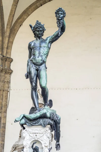 切利尼切利尼位于长廊 斯的兰齐的珀尔修斯和美杜莎雕塑 佛罗伦萨的离领主广场 — 图库照片