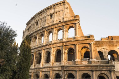 Gün batımında Roma şehir ünlü Colosseum dış görünümü.