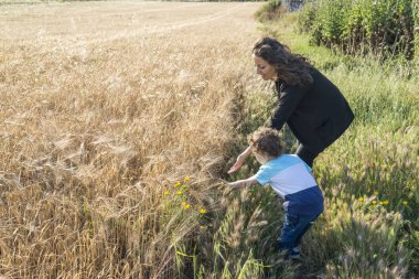 Bir kadın bir gün batımında histaminin alanının yanındaki bir çocuk.