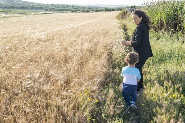 Bir kadın bir gün batımında histaminin alanının yanındaki bir çocuk.