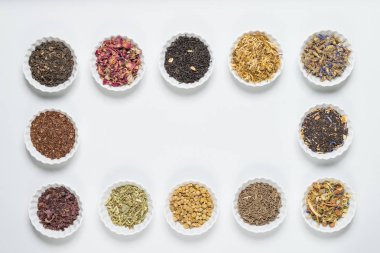 İnfüzyon, beyaz arka plan üzerinde rustik tarzı için farklı otlar ile beyaz kase.