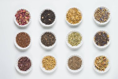 İnfüzyon, beyaz arka plan üzerinde rustik tarzı için farklı otlar ile beyaz kase.