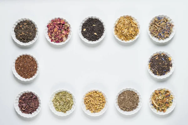 İnfüzyon, beyaz arka plan üzerinde rustik tarzı için farklı otlar ile beyaz kase.