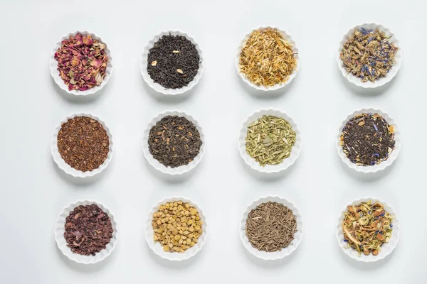 İnfüzyon, beyaz arka plan üzerinde rustik tarzı için farklı otlar ile beyaz kase.