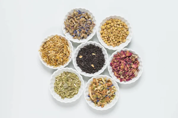 İnfüzyon, beyaz arka plan üzerinde rustik tarzı için farklı otlar ile beyaz kase.