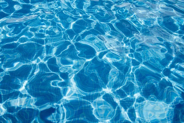 Mavi bir havuzda su üzerine güneşin düşünceler tarafından oluşturulan doku.