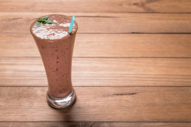 Kiraz smoothie ahşap arka plan üzerinde. Sağlıklı gıda kavramı.