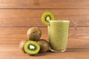 Kivi smoothie ahşap arka plan üzerinde. Sağlıklı gıda kavramı