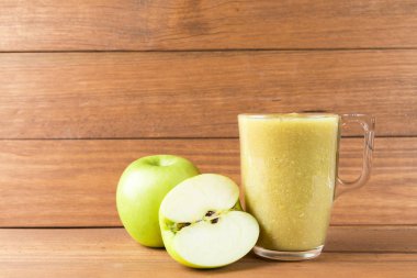 Ahşap arka plan üzerinde Apple güler yüzlü. Sağlıklı gıda kavramı.