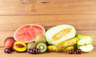 Ahşap arka plan üzerinde çeşitli meyve ile natürmort. Sağlıklı gıda kavramı.