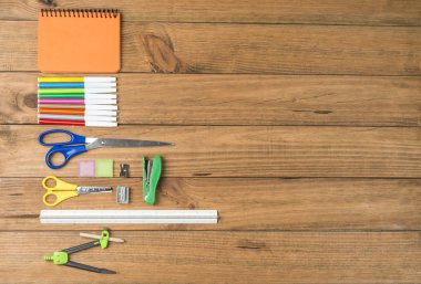 Okula geri kavramı. Okul malzemeleri ahşap kurullarında bazı