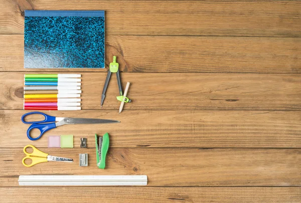 Okula geri kavramı. Okul malzemeleri ahşap kurullarında bazı