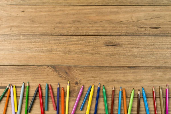 Okula geri kavramı. Marker kalem ve ahşap kurullarında renkli kalemler.