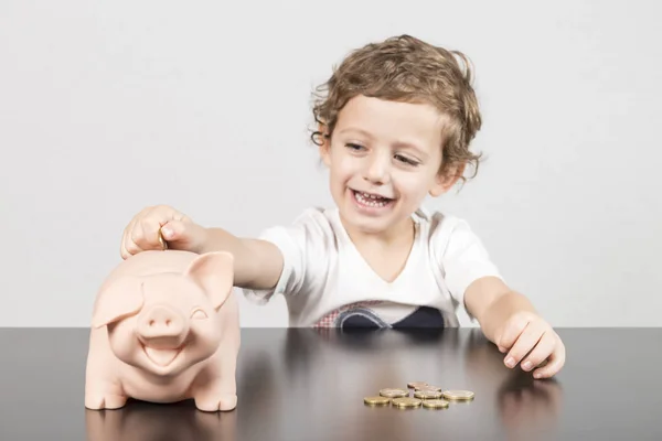 Çocuk Paraları Bir Kumbara Ekleme — Stok fotoğraf
