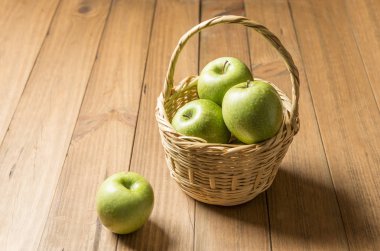 Sonbahar kavramı. Sepeti elmalı ahşap kurullarında.