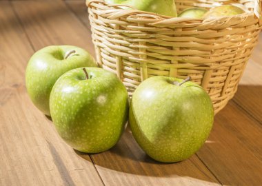 Sonbahar kavramı. Elma sepeti ahşap kurullarında yanındaki.