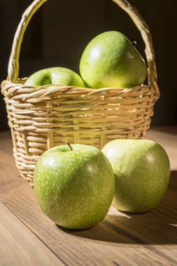 Sonbahar kavramı. Sepeti elmalı ahşap kurullarında.