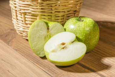 Sonbahar kavramı. Elma sepeti ahşap kurullarında yanındaki.