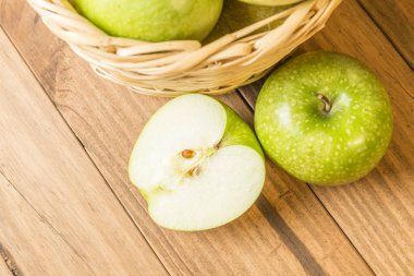 Sonbahar kavramı. Elma sepeti ahşap kurullarında yanındaki.