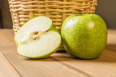 Sonbahar kavramı. Elma sepeti ahşap kurullarında yanındaki.