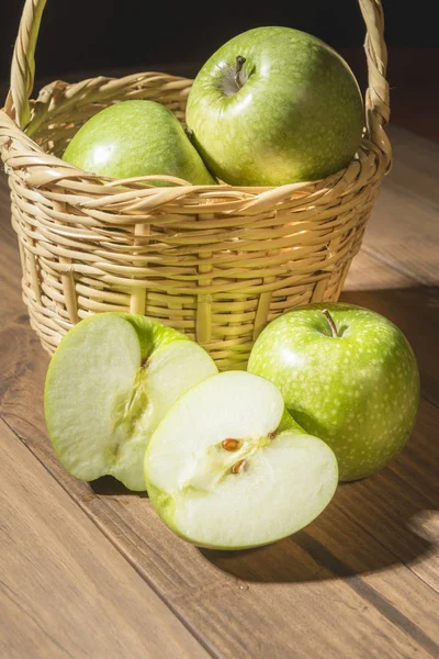Sonbahar kavramı. Sepeti elmalı ahşap kurullarında.