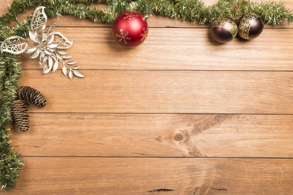 Çamın dalları, çam kozalakları ve Noel dekorasyonları ahşap arka plan üzerinde yapılan Noel arka plan.