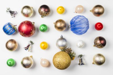 Topları ve beyaz arka plan üzerinde Noel süsleri kompozisyonu.
