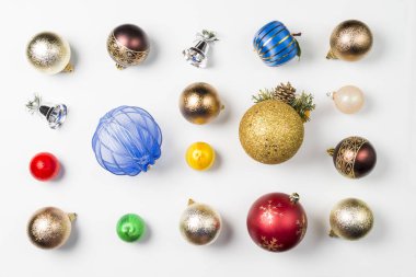 Topları ve beyaz arka plan üzerinde Noel süsleri kompozisyonu.