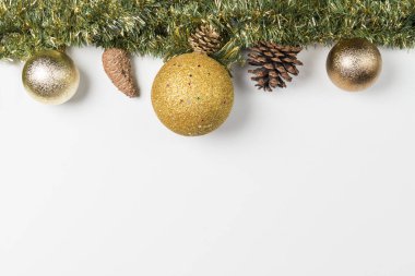 Çelenk ve Noel süslemeleri beyaz arka planda arka plan.