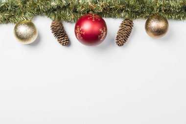 Çelenk ve Noel süslemeleri beyaz arka planda arka plan.