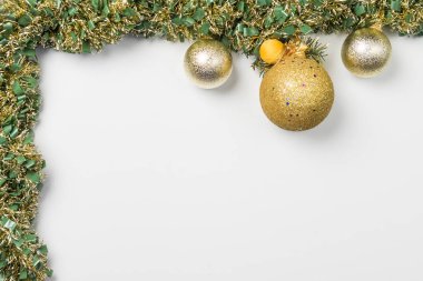 Çelenk ve Noel süslemeleri beyaz arka planda arka plan.