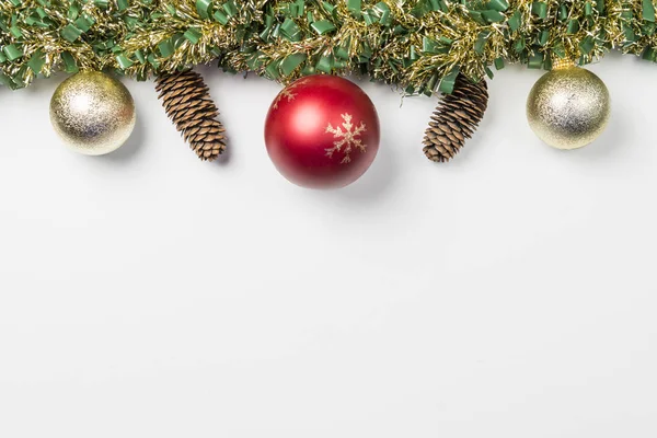 Çelenk ve Noel süslemeleri beyaz arka planda arka plan.