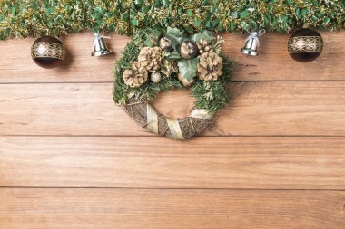 Noel çelenk ve Noel dekorasyonları ahşap masa üzerinde arka plan.