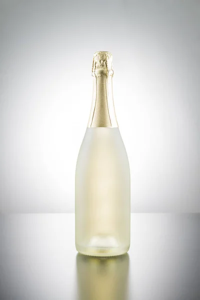 Concept Van Vakantie Fles Champagne Een Reflecterend Oppervlak Met Witte — Stockfoto