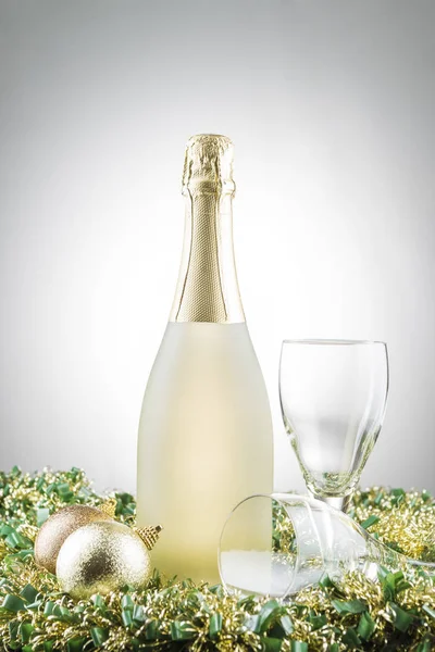 Concept Van Vakantie Fles Champagne Kerstversiering Twee Glazen Slingers Met — Stockfoto