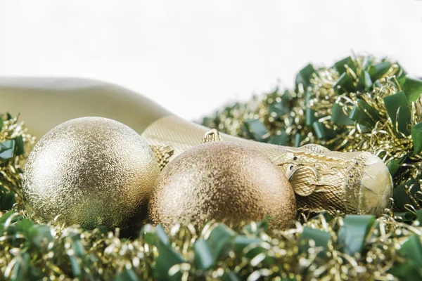 Conceito Férias Garrafa Champanhe Decorações Natal Guirlandas Com Fundo Branco — Fotografia de Stock