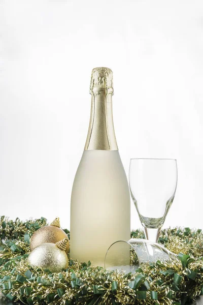 Concept Van Vakantie Fles Champagne Kerstversiering Twee Glazen Slingers Met — Stockfoto