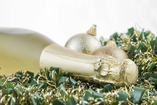 Concept Van Vakantie Fles Champagne Kerst Decoraties Slingers Met Witte — Stockfoto