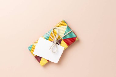 Noel kavramı. Pembe bir arka plan üzerinde hediye.