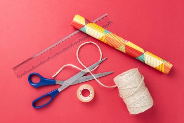 Kırmızı zemin üzerine malzeme ambalaj Hediyelik.