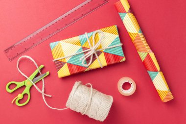 Kırmızı zemin üzerine malzeme ambalaj Hediyelik.