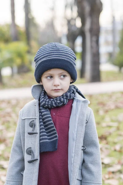 Niño Posando Con Sombrero Lana Ropa Abrigo Parque —  Fotos de Stock