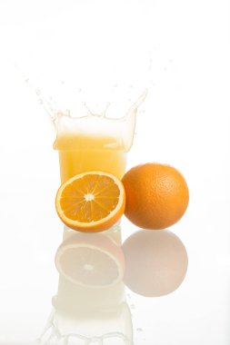 Sağlıklı yaşam konsepti. Portakal ve portakal suyu ile natürmort.