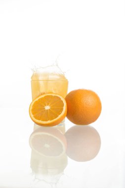 Sağlıklı yaşam konsepti. Portakal ve portakal suyu ile natürmort.