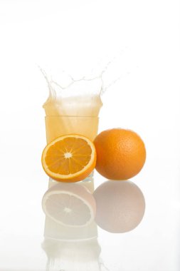 Sağlıklı yaşam konsepti. Portakal ve portakal suyu ile natürmort.