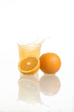 Sağlıklı yaşam konsepti. Portakal ve portakal suyu ile natürmort.