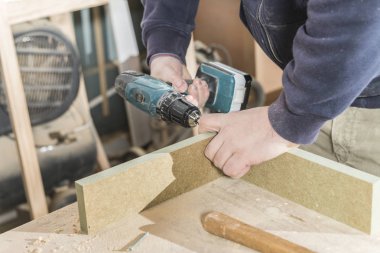 Çalışan adam kavramı. Doğrama atölyesinde çalışan erkek marangoz.