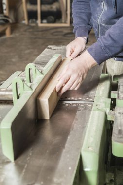 Çalışan adam kavramı. Doğrama atölyesinde çalışan erkek marangoz.